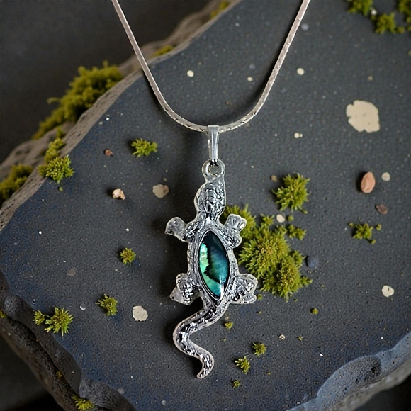 Vintage Jewelry - Vintage Lizard Gecko‎ Pendant Necklace Silver Tone Shell Glass Abalone Inlay